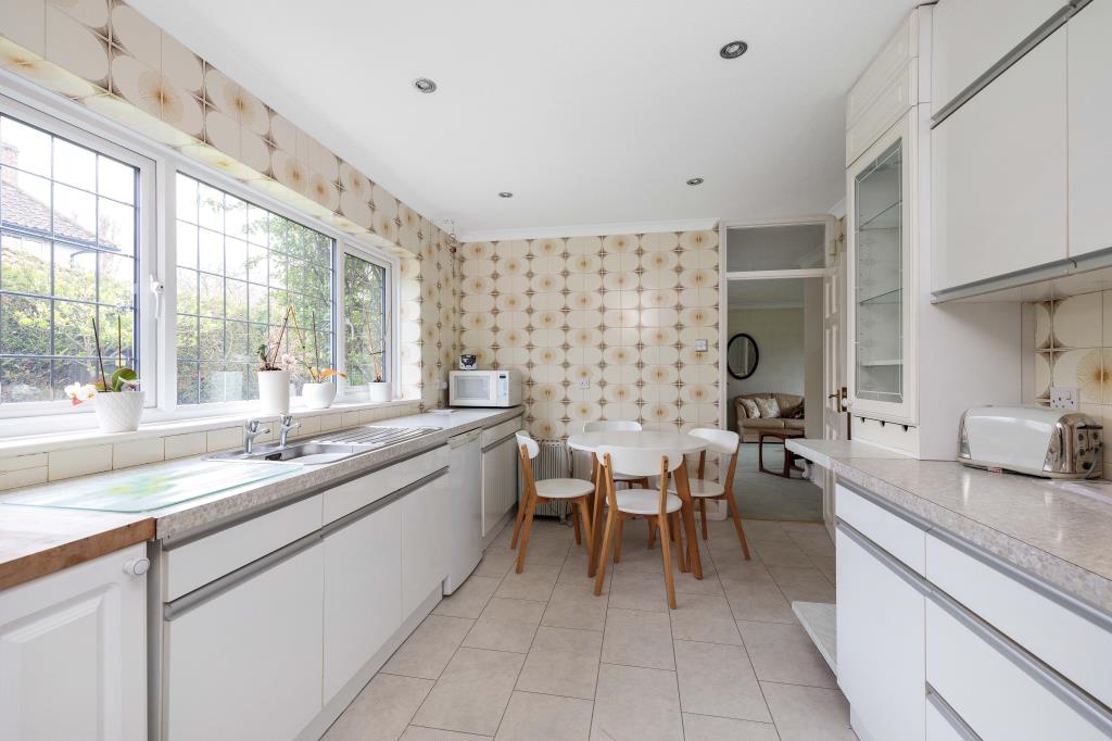 Lot: 106 - DETACHED FOUR-BEDROOM HOUSE FOR REPAIR -